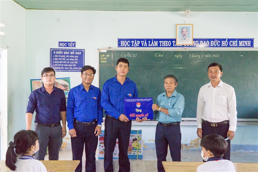 Đồng chí Trần Trọng Trưởng - Bí thư Chi đoàn Trường Chính trị trao tặng quà.