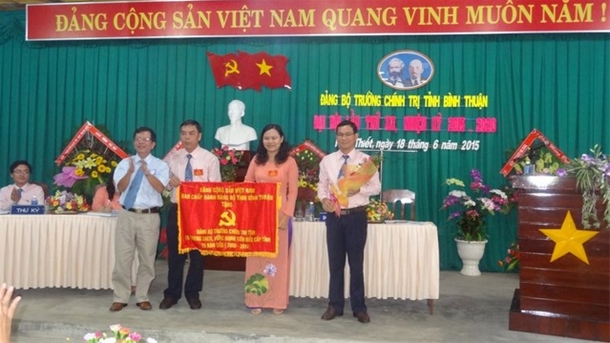 Đảng bộ Trường nhận cờ Trong sạch vững mạnh tiêu biểu cấp tỉnh 15 năm liên tục (2000 - 2014) của Ban Thường vụ Tỉnh ủy