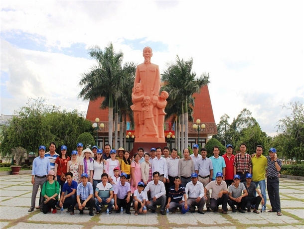 Tập thể lớp chụp ảnh lưu niệm tại Bảo tàng Hồ Chí Minh - chi nhánh Bình Thuận
