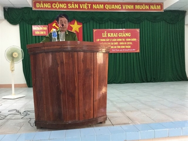 Đại tá Nguyễn Văn Minh - Phó GĐ Công an tỉnh phát biểu tại buổi lễ khai giảng